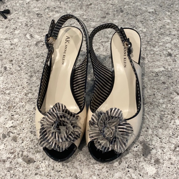Anne Klein cream and black heels. - Picture 1 of 7